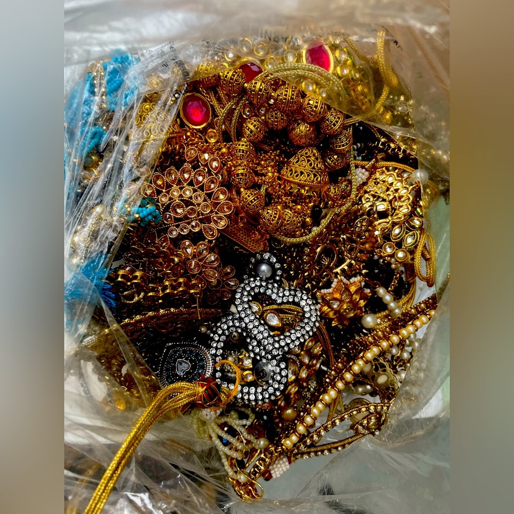 1638 gram jewelry pack, many of them are in pairs, very good condition for use